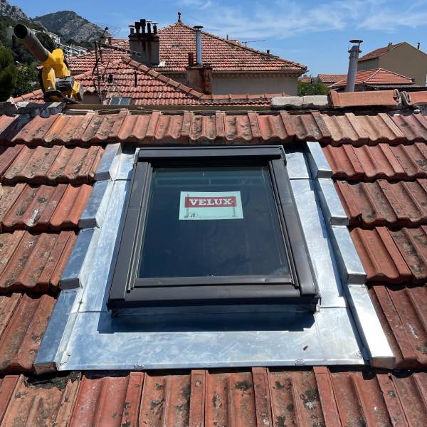 Pose de fenêtre de toit VELUX à Toulon dans le Var