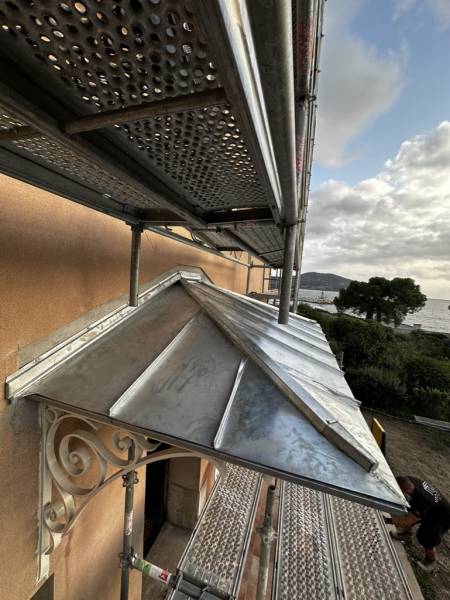 Remplacement de la toiture d'une marquise en zinc joint debout à Toulon dans le Var